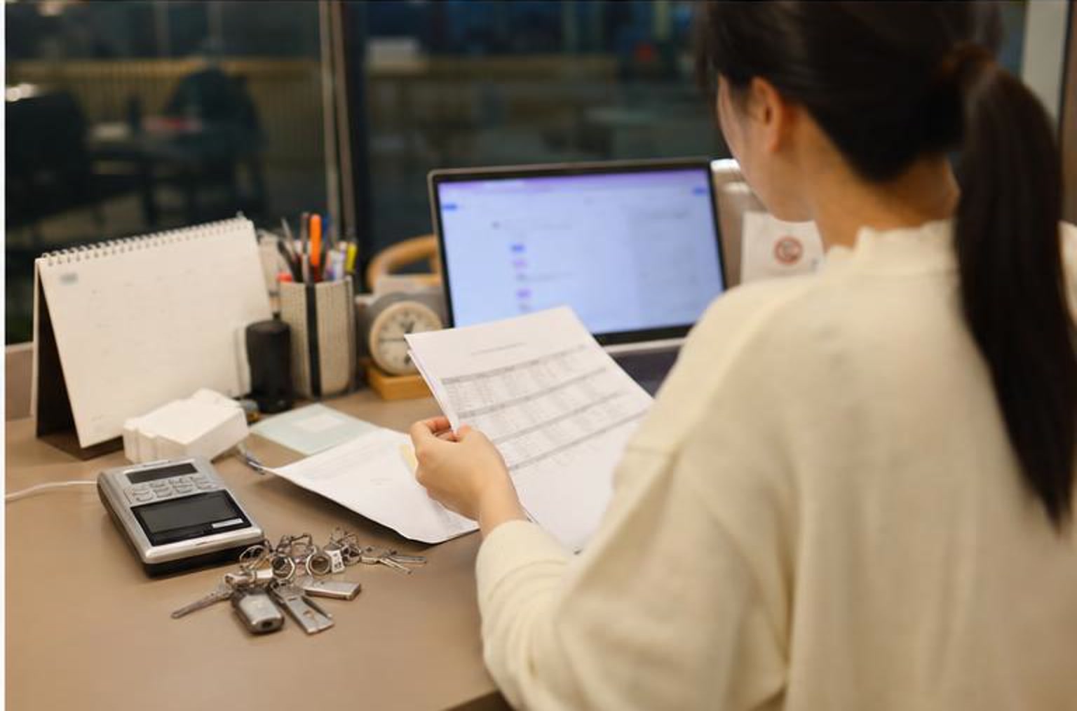 학원 운영 데스크에서 보강 확정 문자와 출결 기록을 확인하는 실사진형 장면