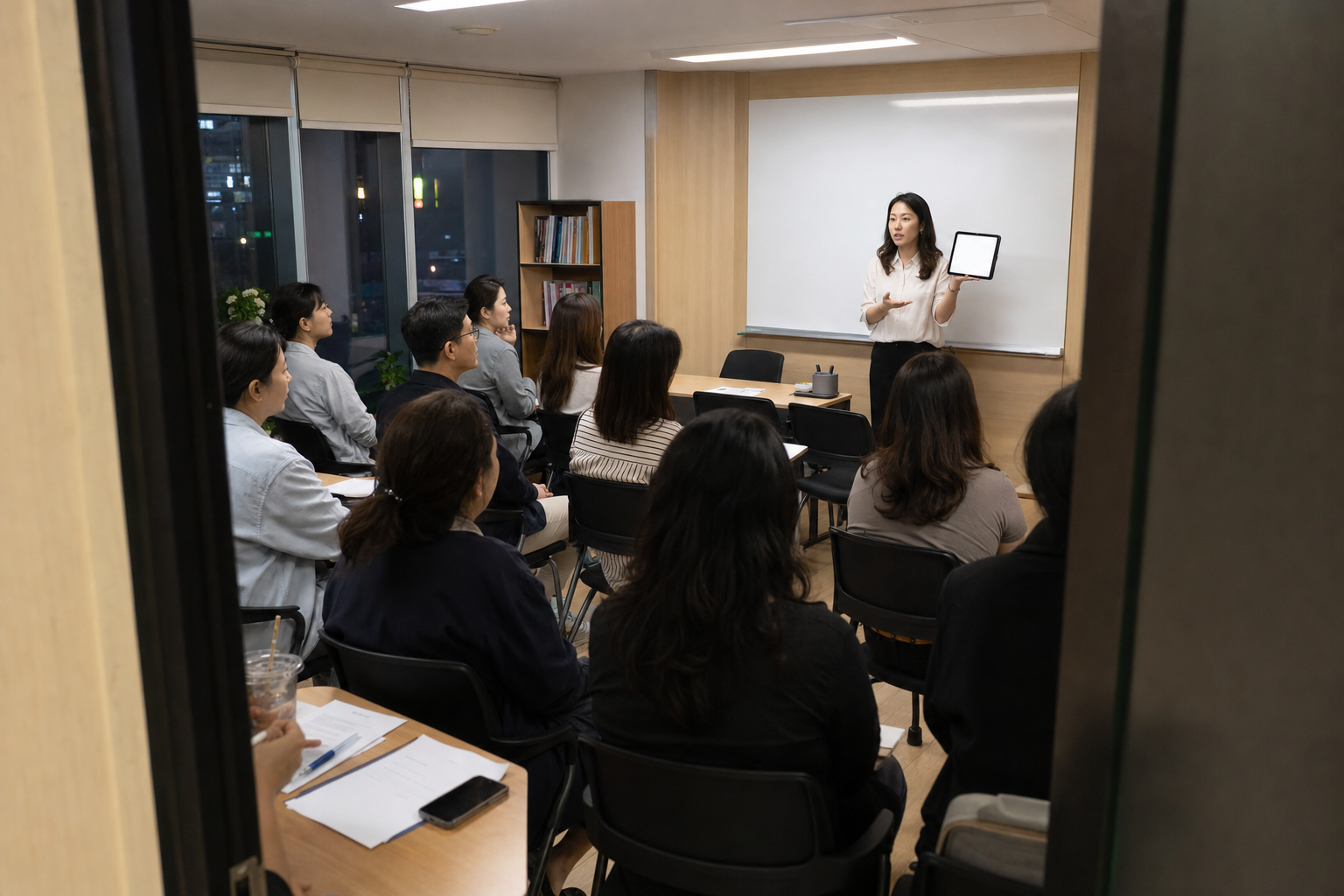 학부모 상담 안내를 듣는 한국 보호자 briefing 장면