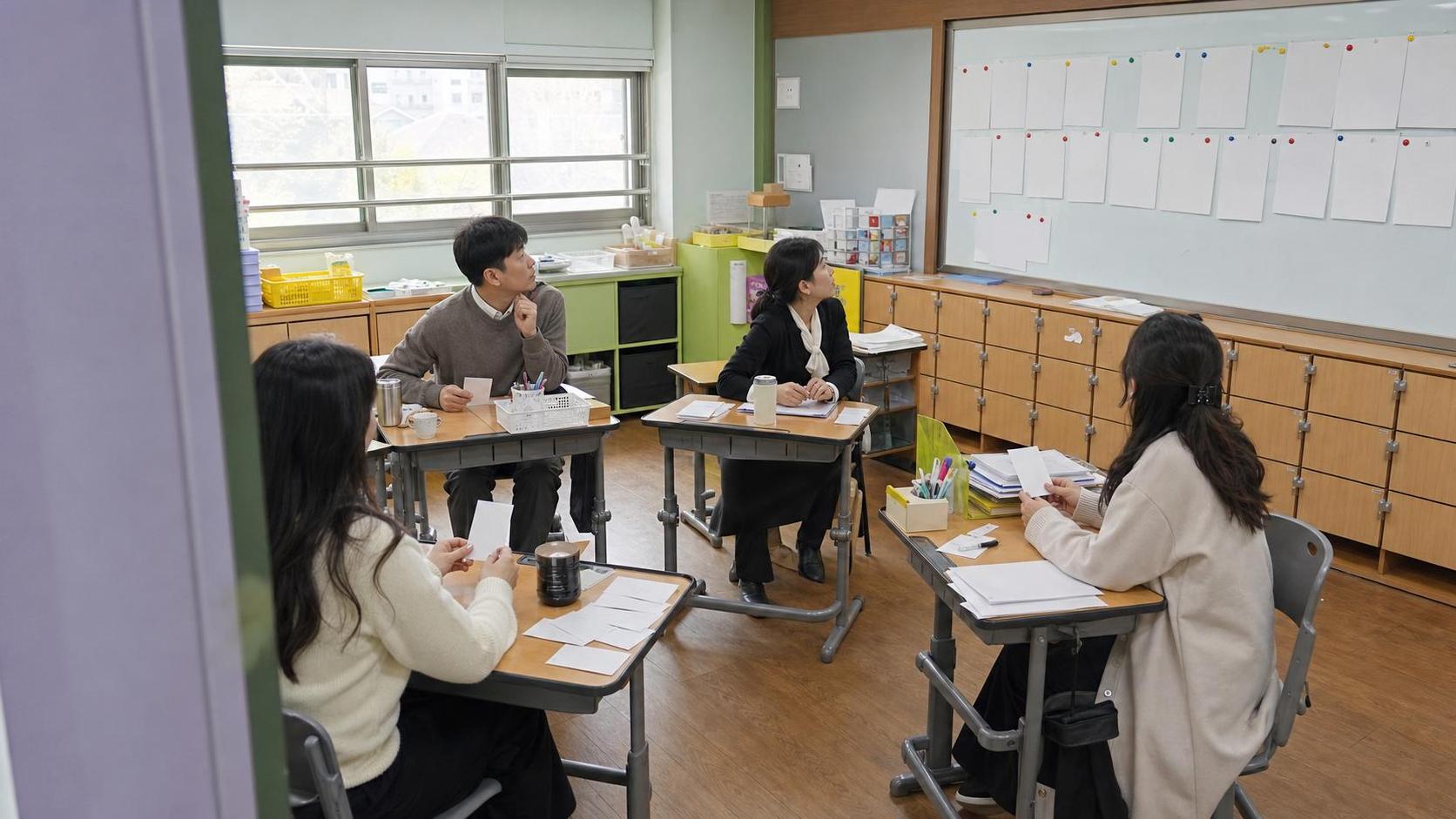 한국 교실에서 학부모 상담 후 회신 기준을 점검하는 교직원 회의