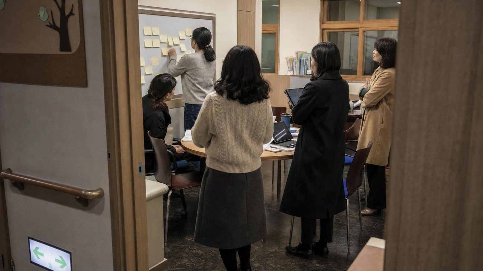 한국 학원 브리핑룸에서 상담 후속 회신 항목을 검토하는 실사진형 넓은 장면