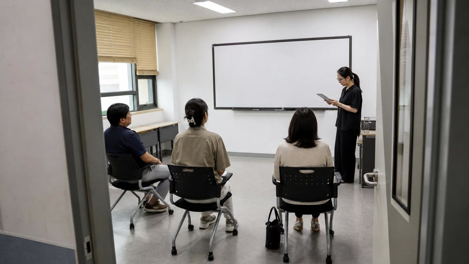한국 교실에서 학부모 상담 질문지를 바탕으로 브리핑하는 실사진형 넓은 장면