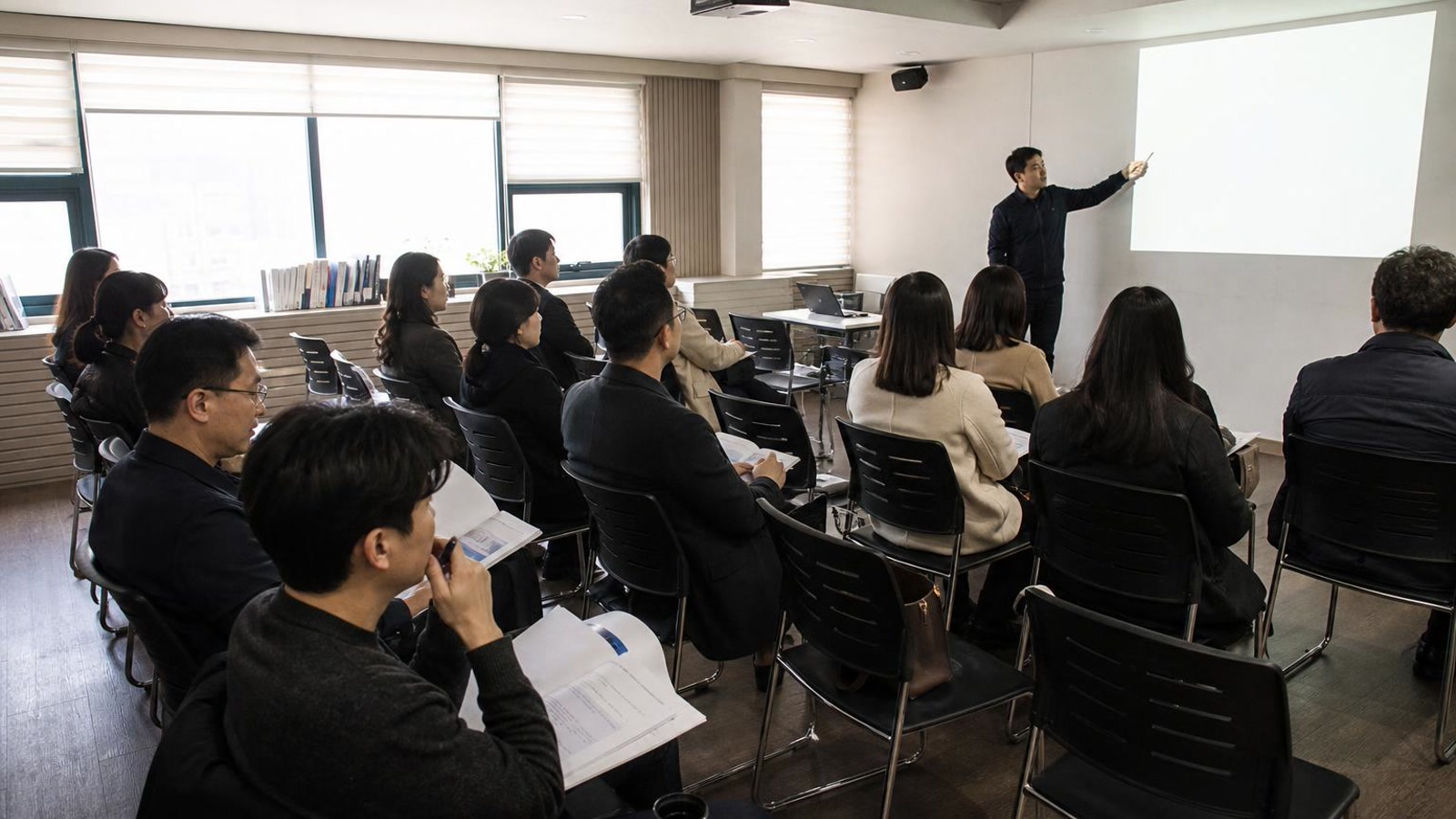 한국 학원 학부모 설명회 공간에서 상담 운영 책임을 공유하는 실사진형 넓은 장면