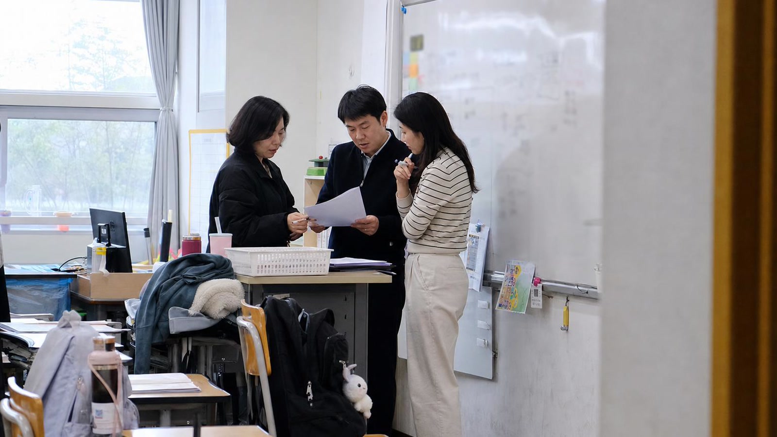 한국 교실에서 상담 전 관찰 자료를 검토하는 실사진형 넓은 장면
