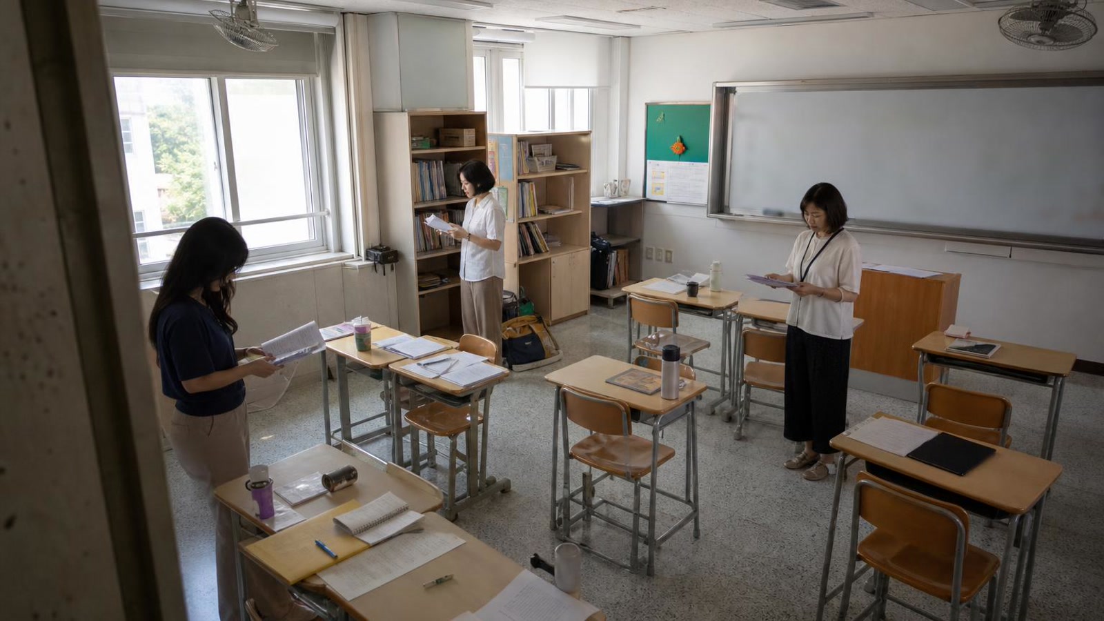 한국 학원 교실에서 교사들이 학부모 상담 관찰 자료를 함께 검토하는 실사진형 넓은 장면