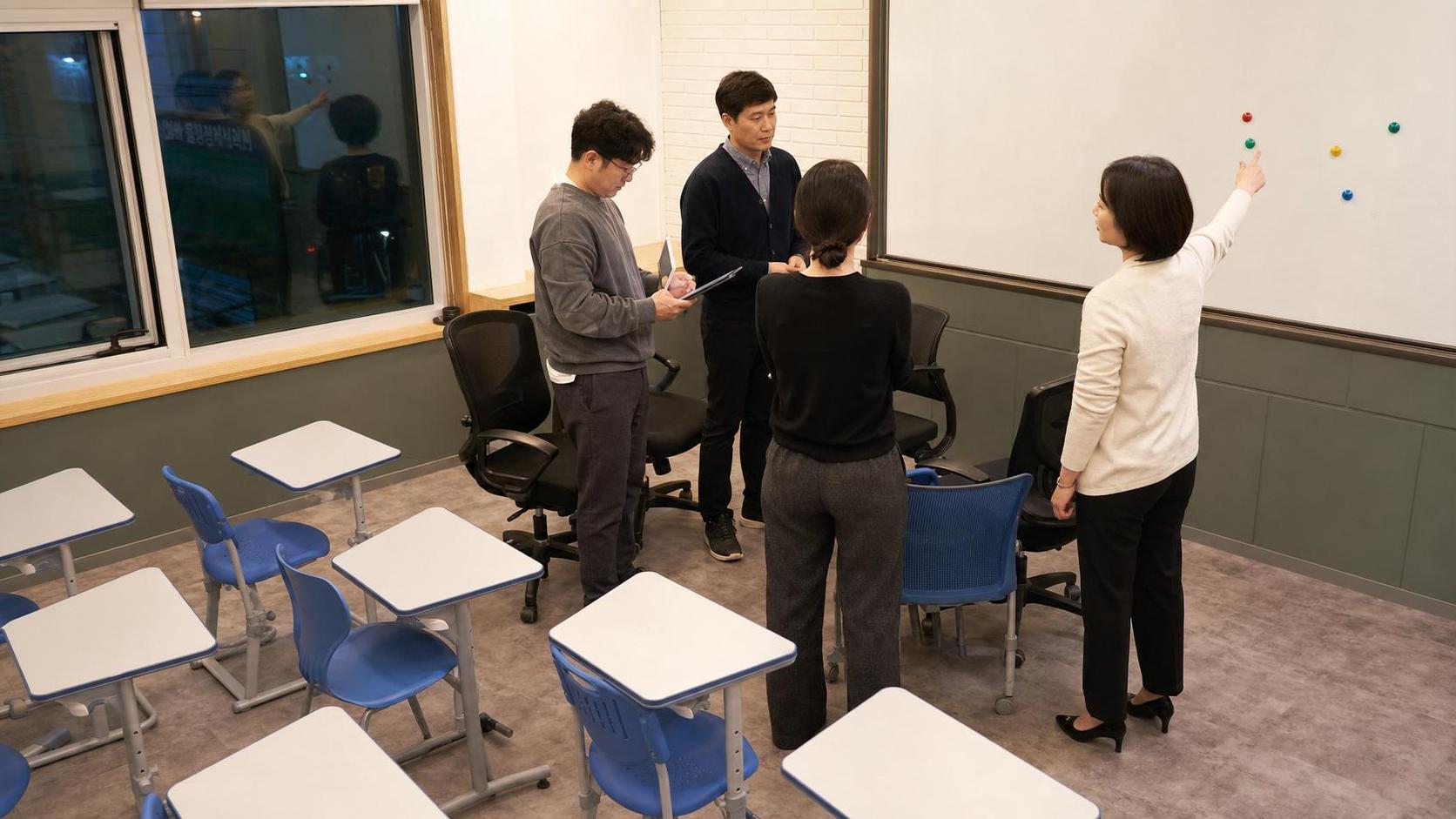 학부모 상담 후속 약속을 마감하는 한국 학원 교실 회의 사진