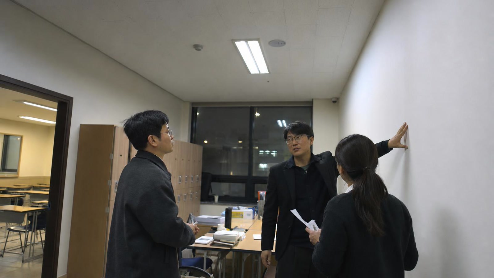 한국 학원 직원들이 상담 기록 공유 범위를 정하는 현실적인 사진
