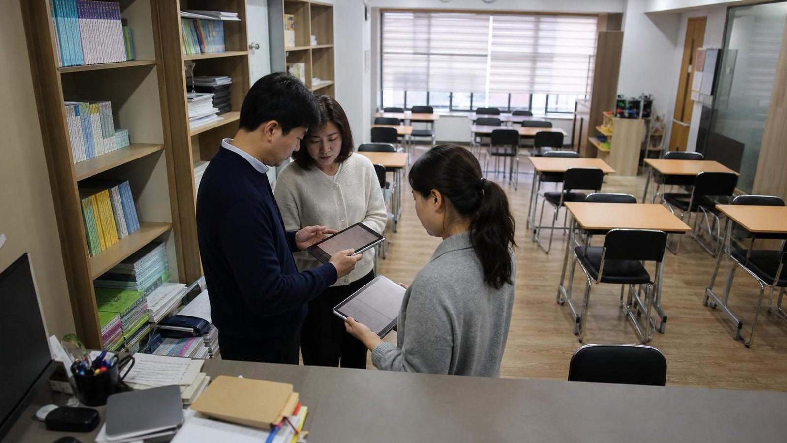 한국 학원 스터디룸에서 학부모 상담 복구 점검을 하는 교직원