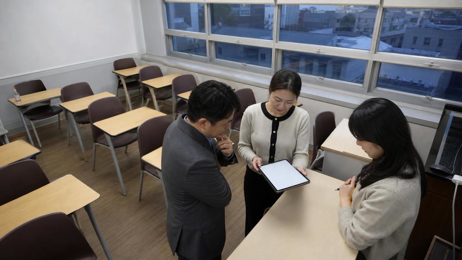 한국 학원 교실에서 상담 후속 상태를 점검하는 직원들