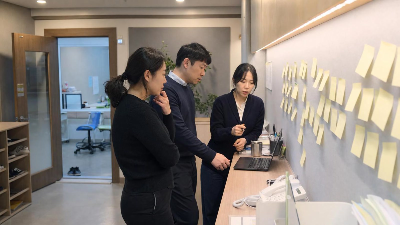 한국 학원 프런트에서 상담 후속 회신 대기열을 점검하는 교직원
