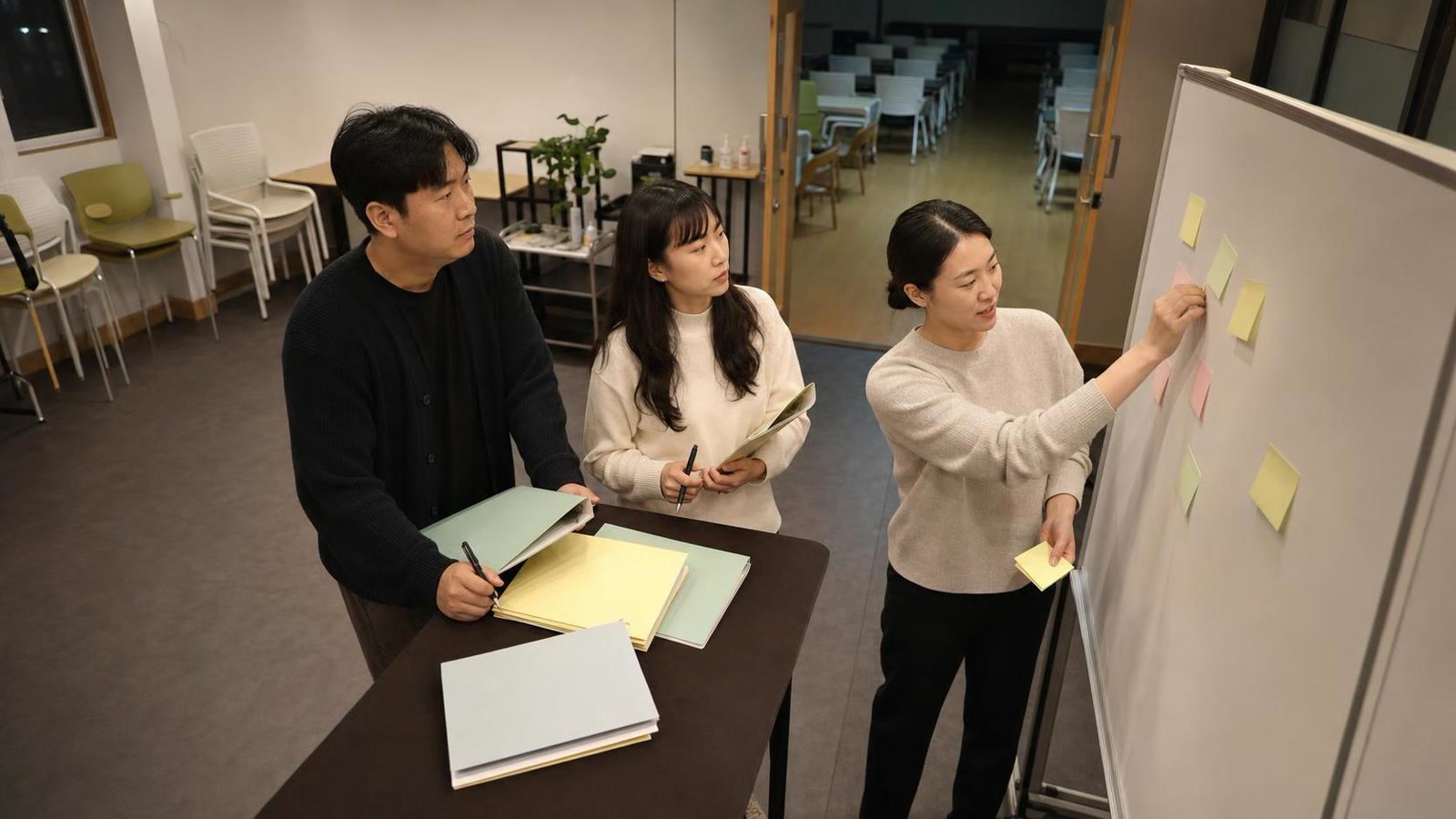 한국 학원 회의 공간에서 월간 상담 반복 유형을 검토하는 교직원들