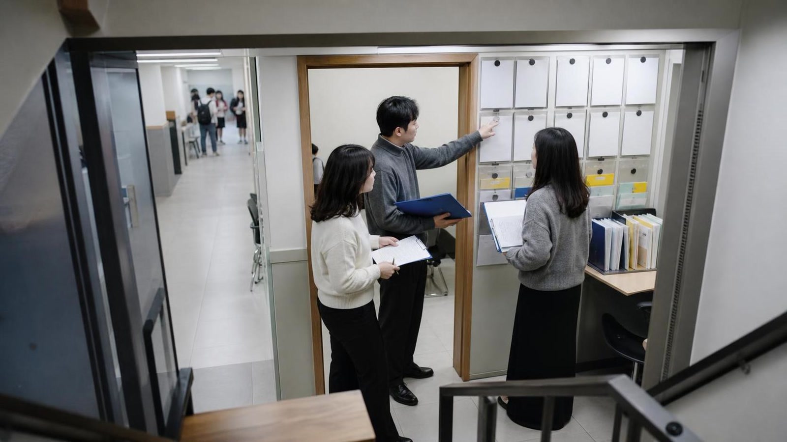 한국 학원 스터디룸 앞에서 상담 준비 회의를 하는 교직원