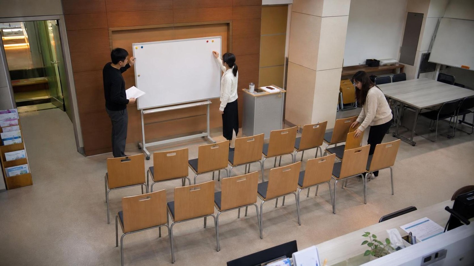 한국 학원 브리핑룸에서 상담 회신 마감 기준을 공유하는 운영진