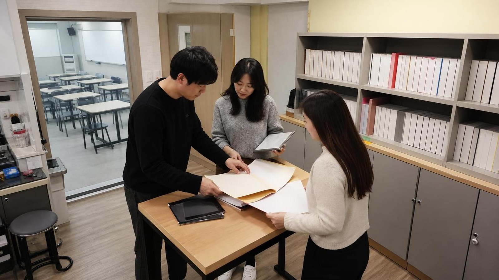 한국 학원 운영 회의에서 상담 후속 명단을 점검하는 장면