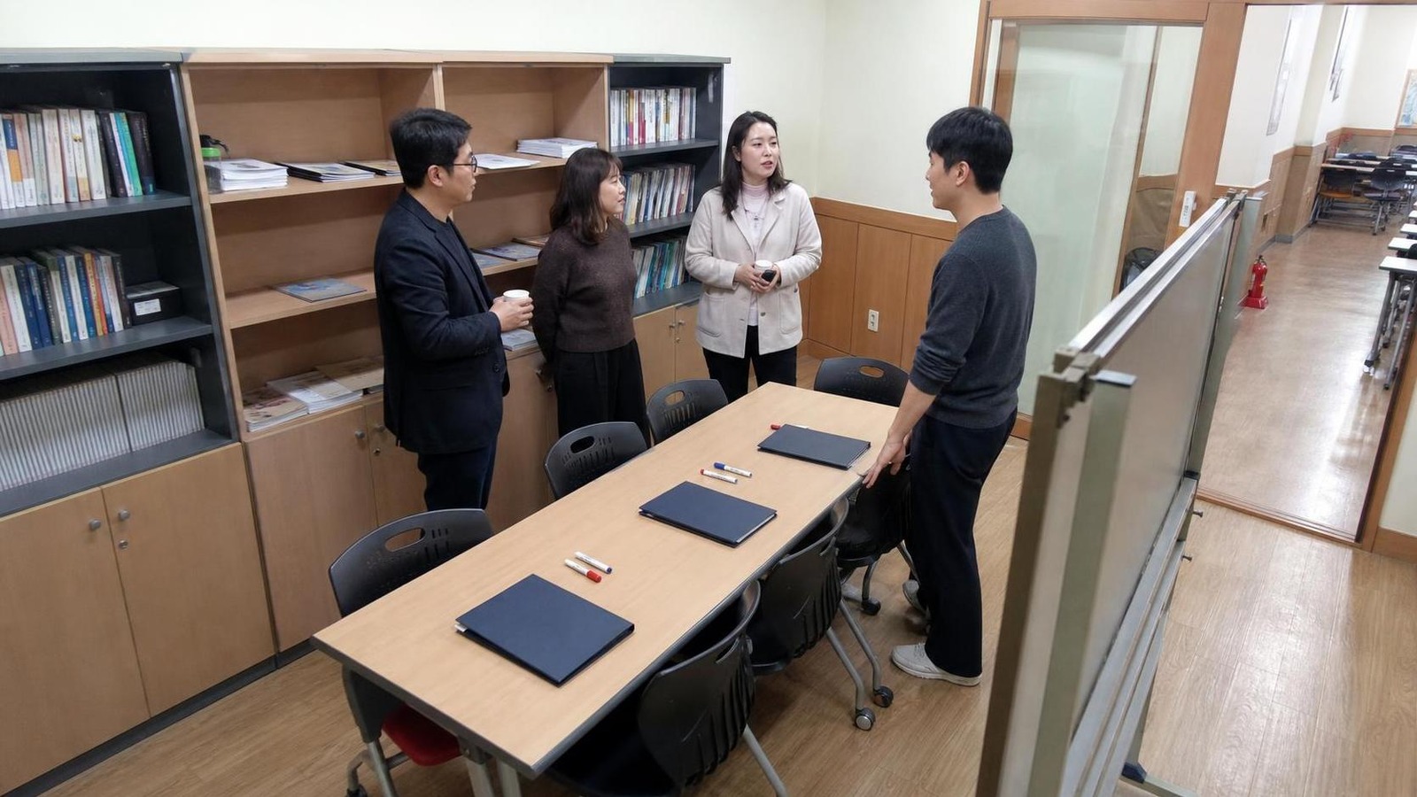 한국 학원 브리핑룸에서 상담 회신 마감을 확인하는 운영진