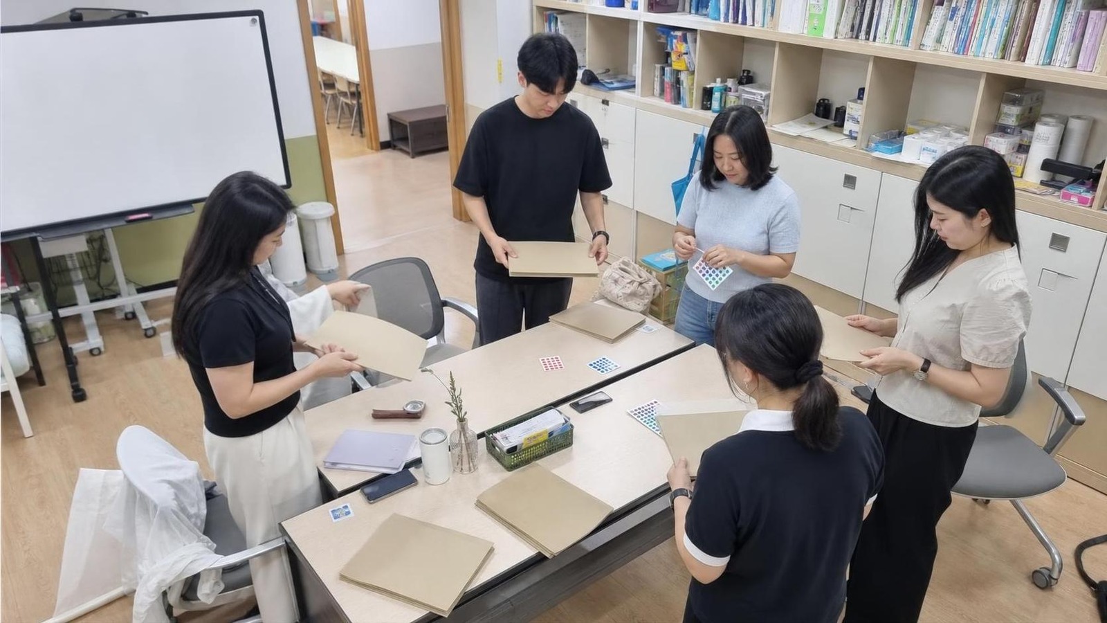 한국 학원 교무실에서 열린 민감 문의 목록을 점검하는 운영진