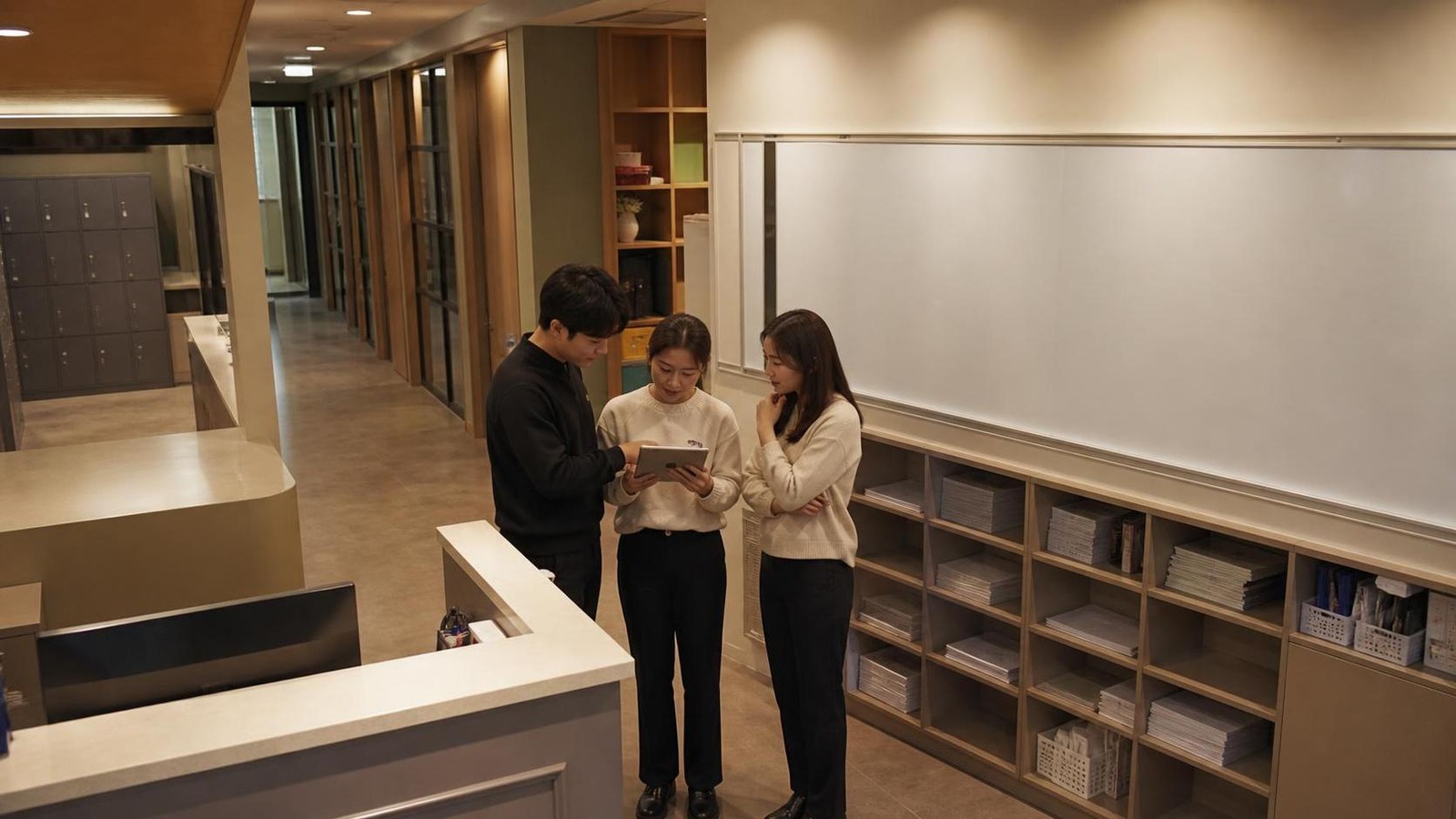 한국 학원 프런트 운영 공간에서 상담 후속 마감을 확인하는 직원들