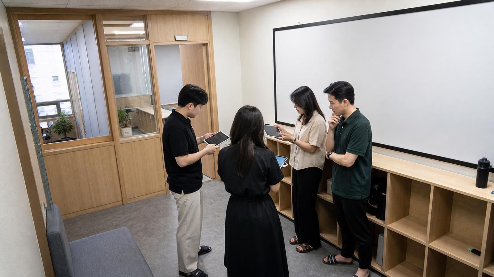 한국 학원 강의실 앞 라운지에서 상담 후속 회신 상태를 확인하는 직원들