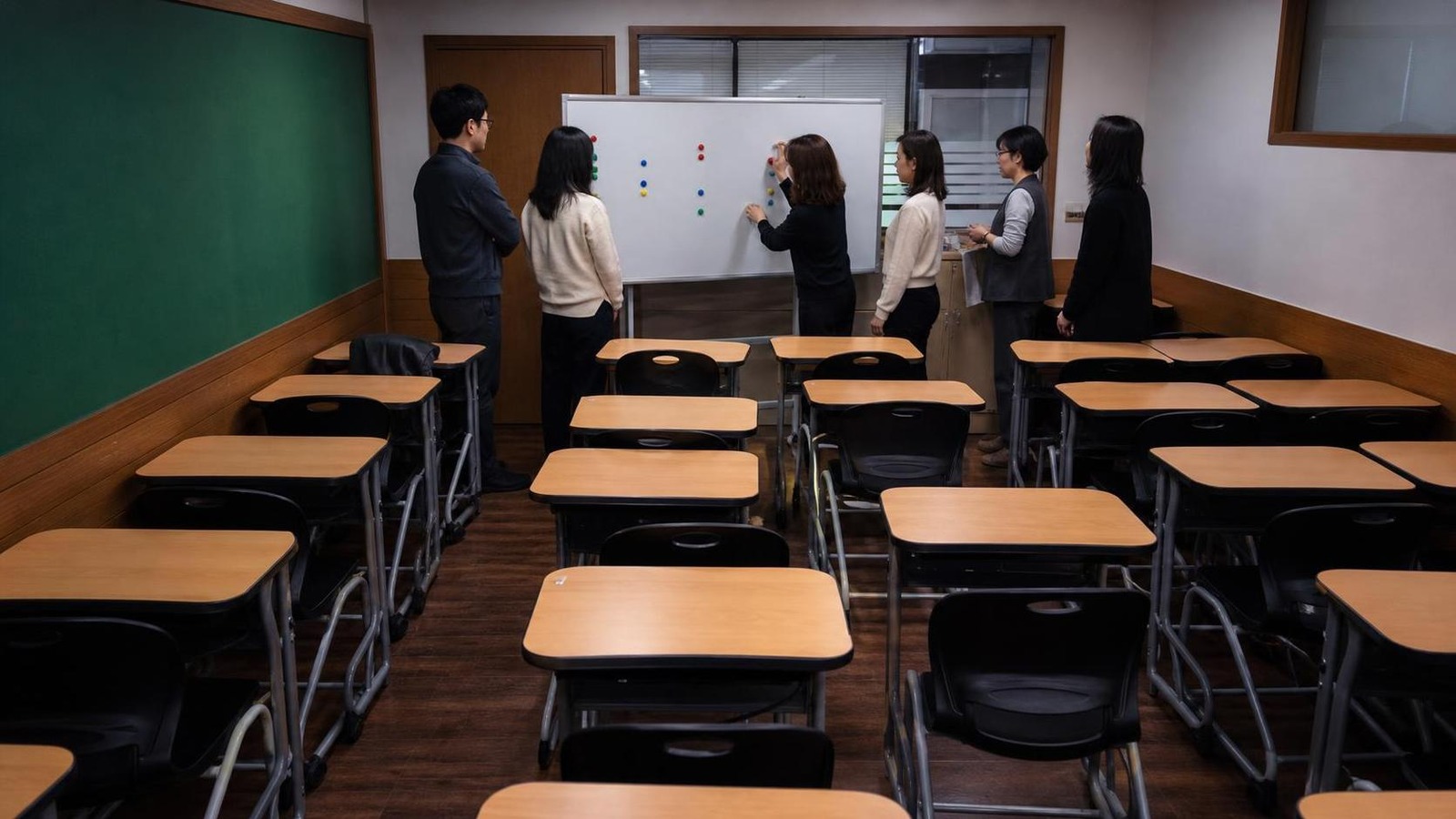 한국 학원 강의실 뒤편에서 상담 후속 회신 항목을 정리하는 직원들