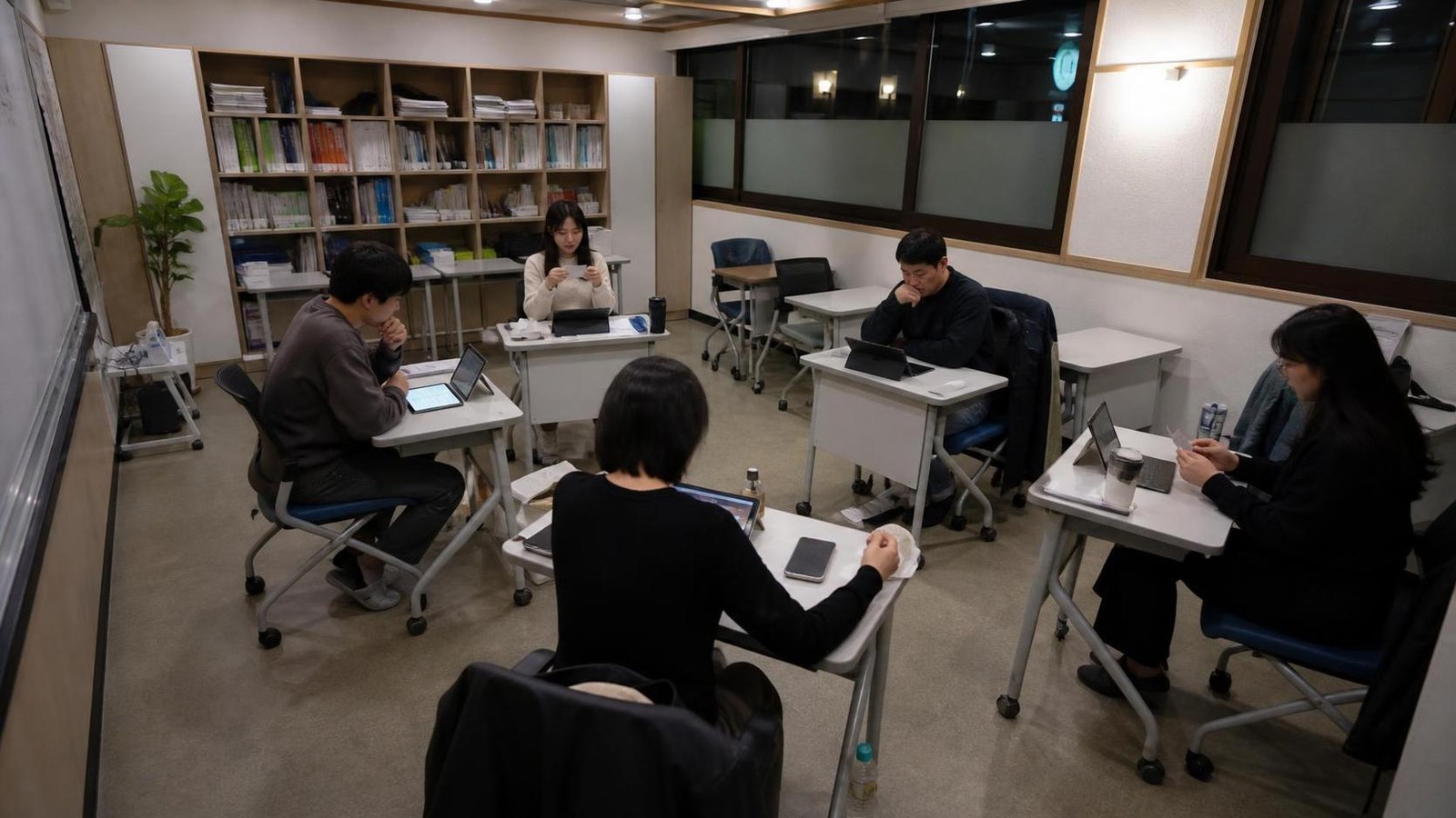 한국 학원 스터디룸에서 상담 후속 회신 마감을 함께 확인하는 직원들