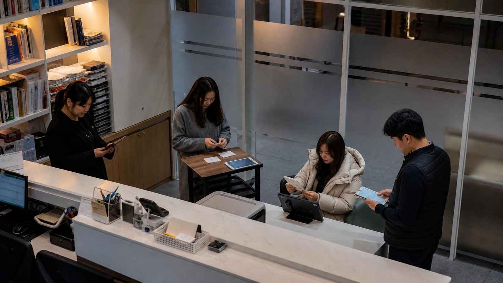 한국 학원 스터디룸에서 상담 후속 회신 마감을 함께 확인하는 직원들