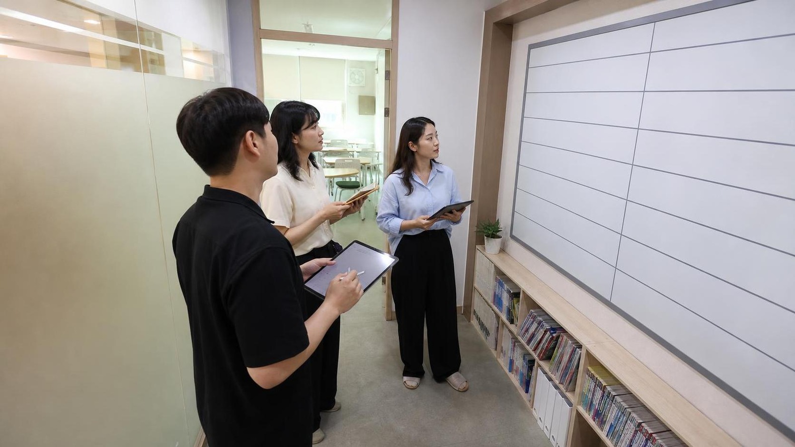 한국 학원 회의 공간에서 상담 기록 공유 범위를 점검하는 직원들