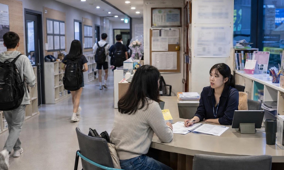 한국 학원 복도와 데스크에서 학부모 상담 이후 운영 전달이 이어지는 실사진