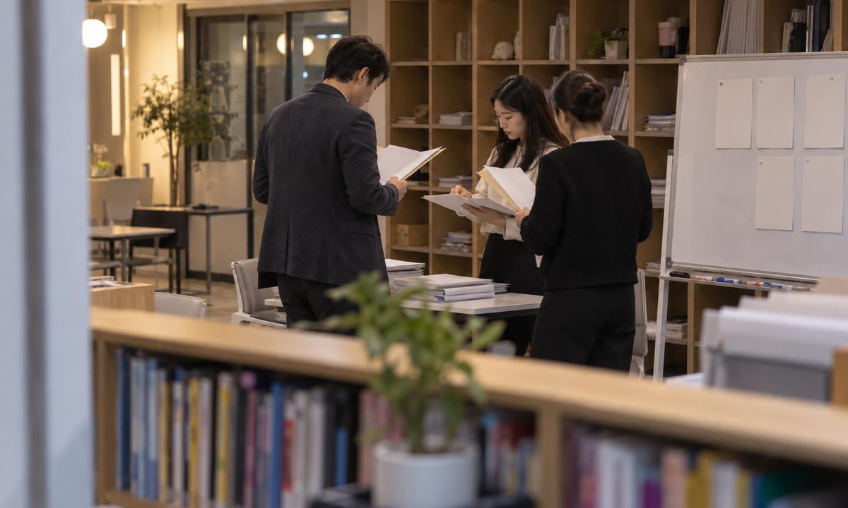 한국 학원 스터디룸에서 상담 후 담당자와 회신 마감을 점검하는 장면