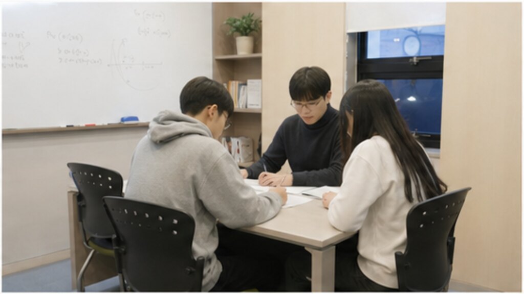 소규모 수업이 진행되는 교실에서 학생을 맞이하는 강사