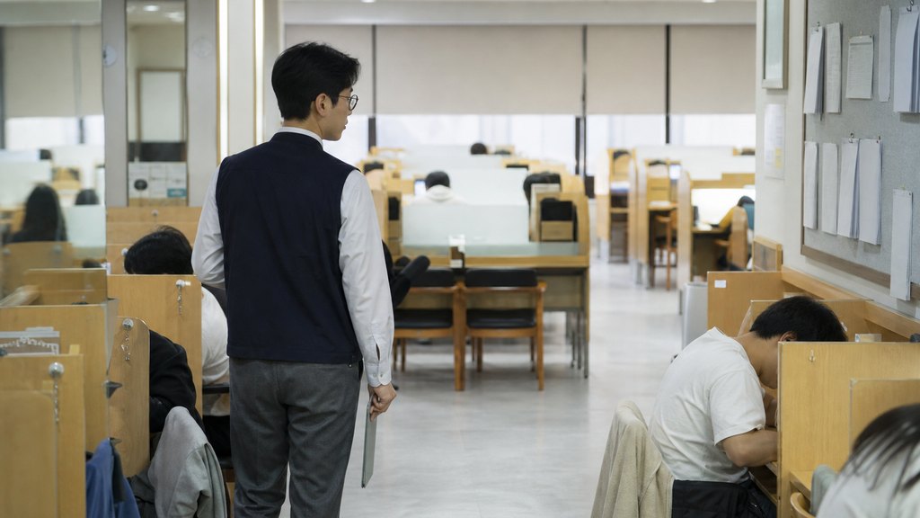 독서실 입구에 시간대별 민원 안내 배너가 설치된 모습